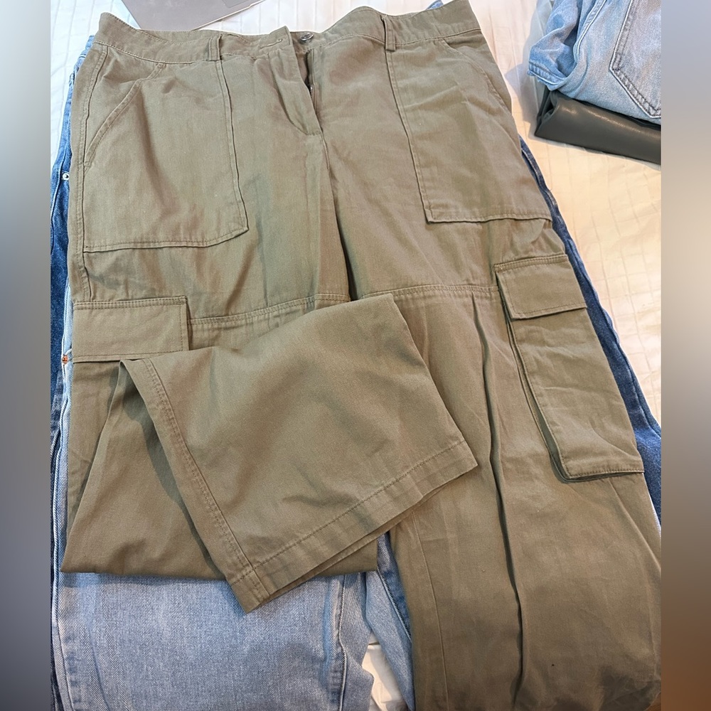 Wide legged cargos